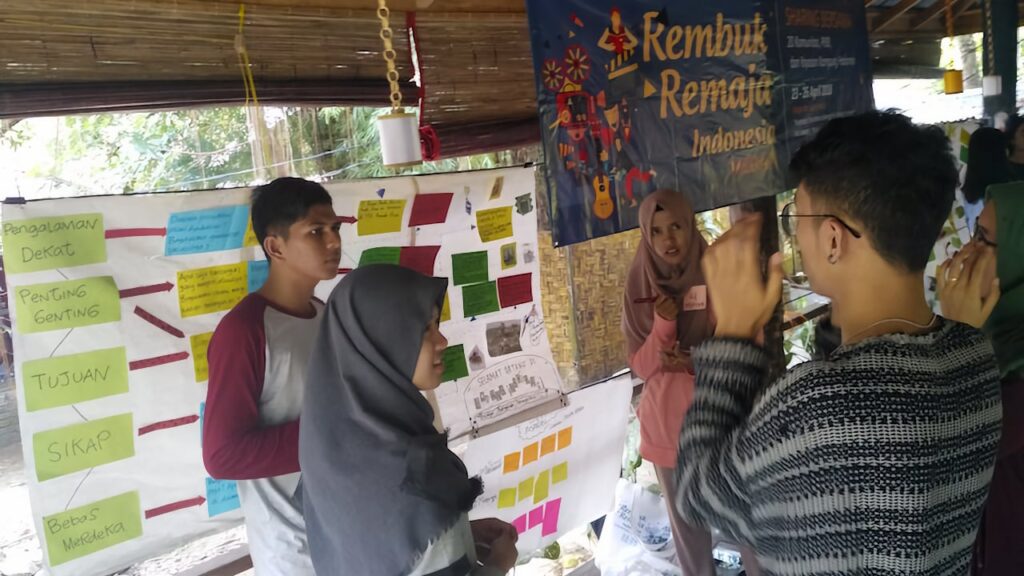 Sesi presentasi lapak aktivitas sosial di acara Rembuk Remaja Medan.